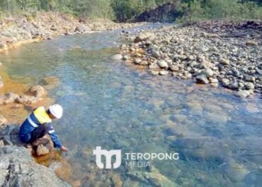 Pengambilan Sampel Air di Area Tambang untuk Cegah Pencemaran Lingkungan